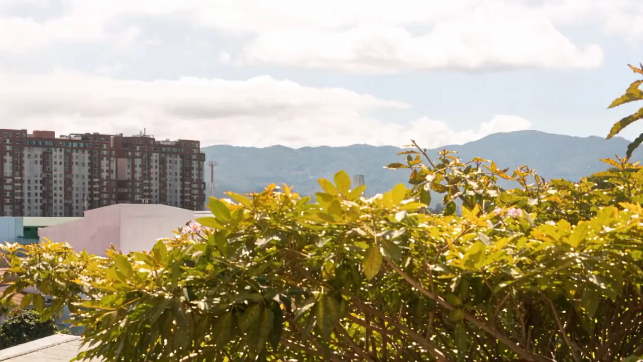 Vista de San José y las montañas desde Centro Colón